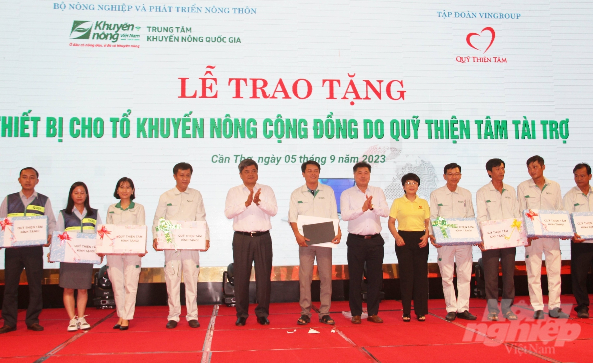 Thứ trưởng Bộ NN-PTNT Trần Thanh Nam (thứ 4 từ trái sang) trao thiết bị phục vụ công tác nghiệp vụ cho tổ khuyến nông cộng đồng do Quỹ Thiện Tâm (Tập đoàn Vingroup) tài trợ. Ảnh: Kim Anh.