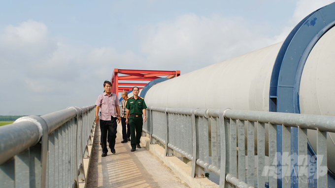 Tran Van Chien (left cover), Vice Chairman of Tay Ninh Provincial People's Committee, surveyed the project of bringing water across the river Vam Co Dong in March 2023. Photo: Le Binh.