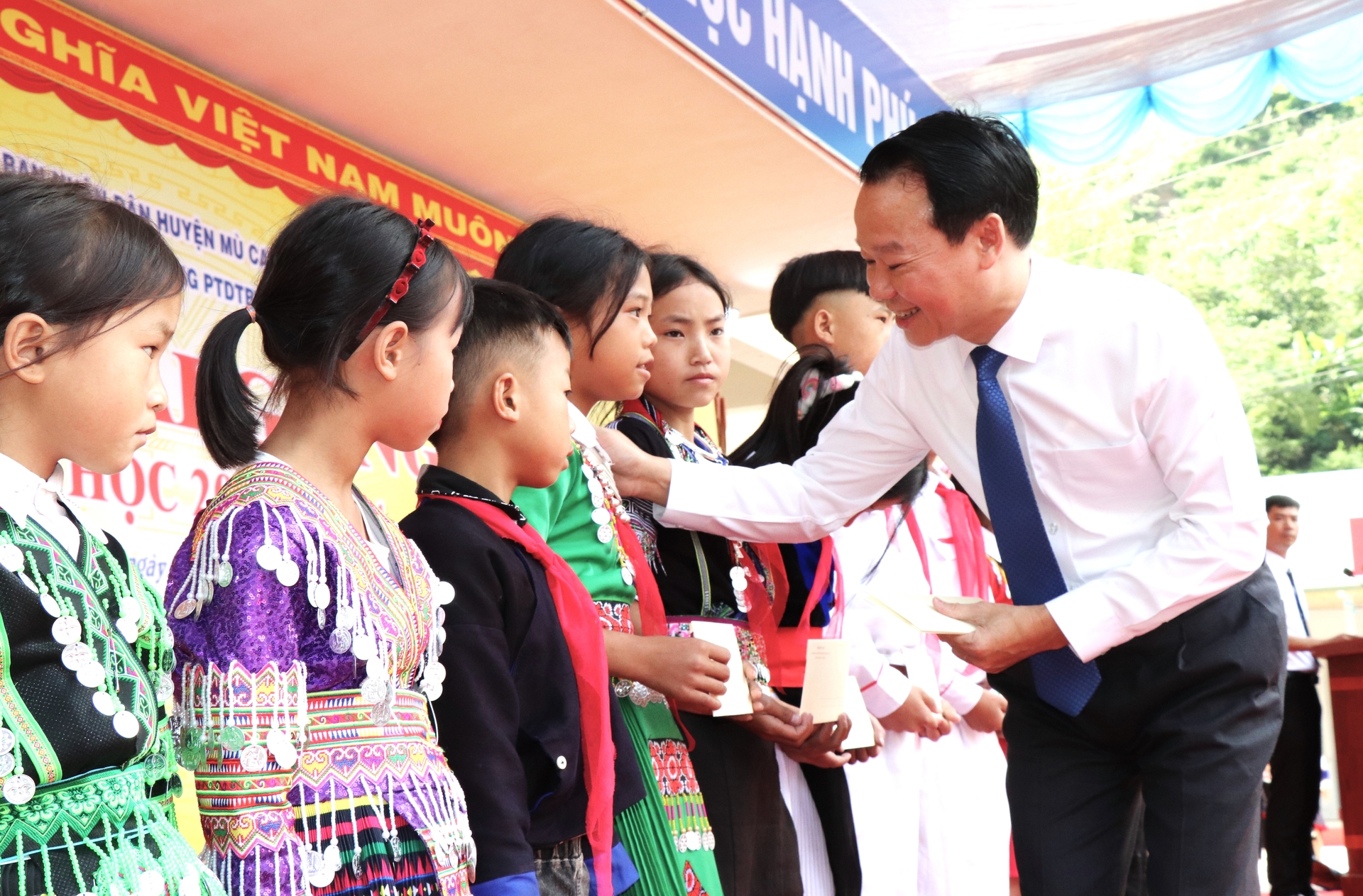 Lãnh đạo tỉnh Yên Bái trao học bổng cho các em học sinh nghèo vượt khó. Ảnh: Thanh Tiến.