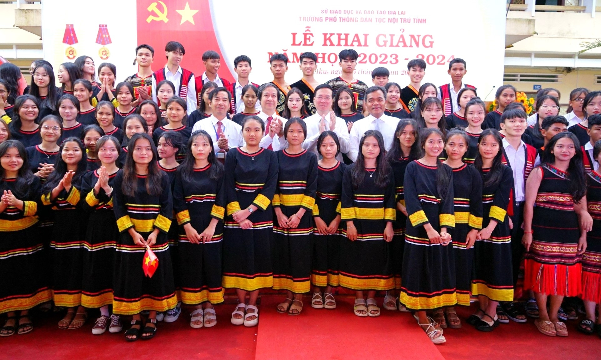 Chủ tịch nước Võ Văn Thưởng chụp hình lưu niệm cùng các em học sinh con em đồng bào dân tộc thiểu số tỉnh Gia Lai. Ảnh: Tuấn Anh.