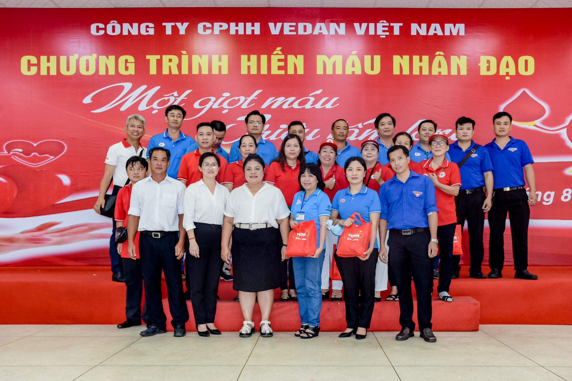 Đại diện Vedan Việt Nam cùng các cán bộ Hội Chữ thập đỏ và y bác sĩ Bệnh viện Chợ Rẫy TP. HCM chụp ảnh lưu niệm.