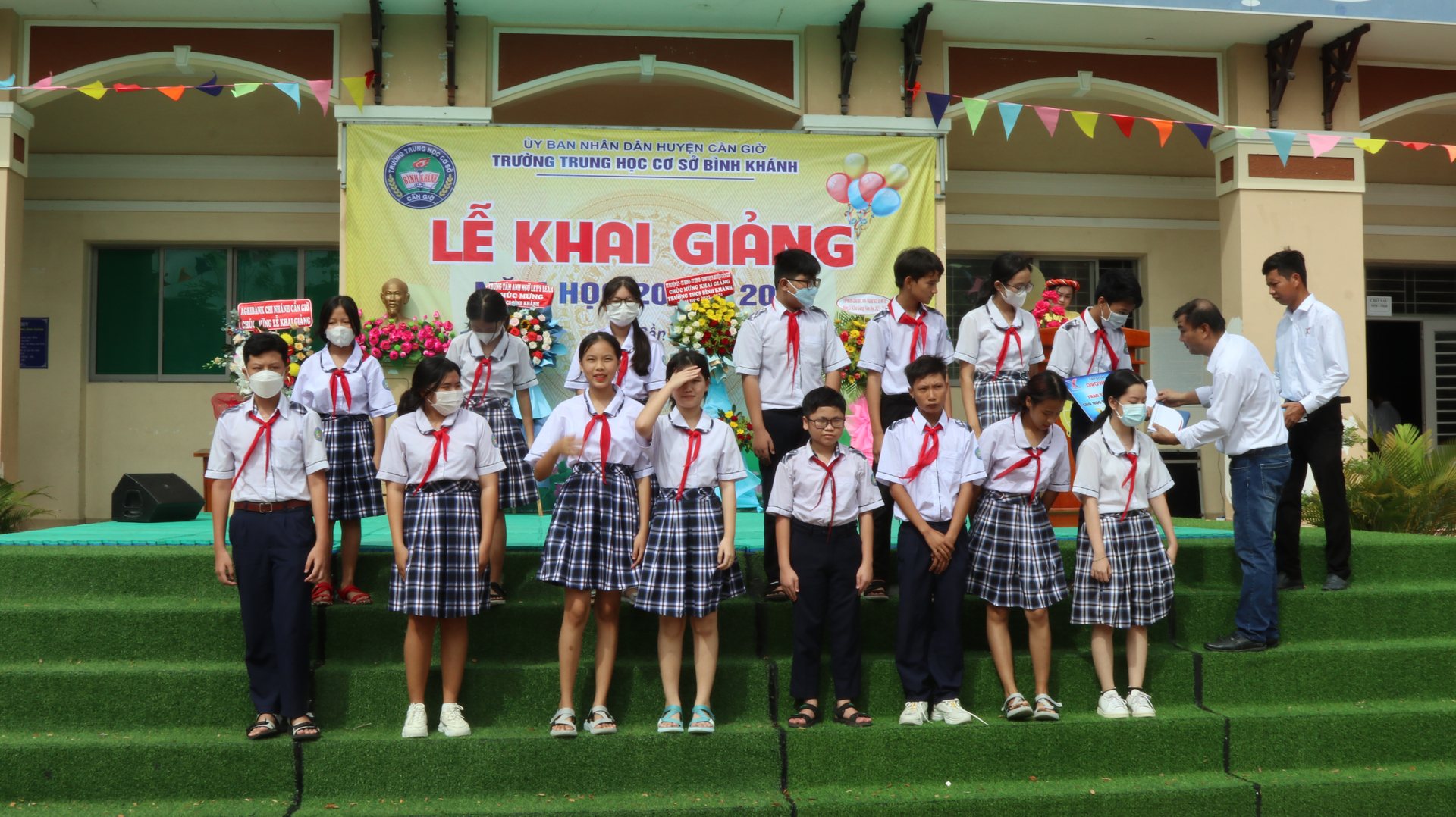 Công ty TNHH Thức ăn thủy sản GrowMax phối hợp cùng Báo Nông nghiệp Việt Nam trao tặng 30 suất quà cho học sinh nghèo vượt khó.