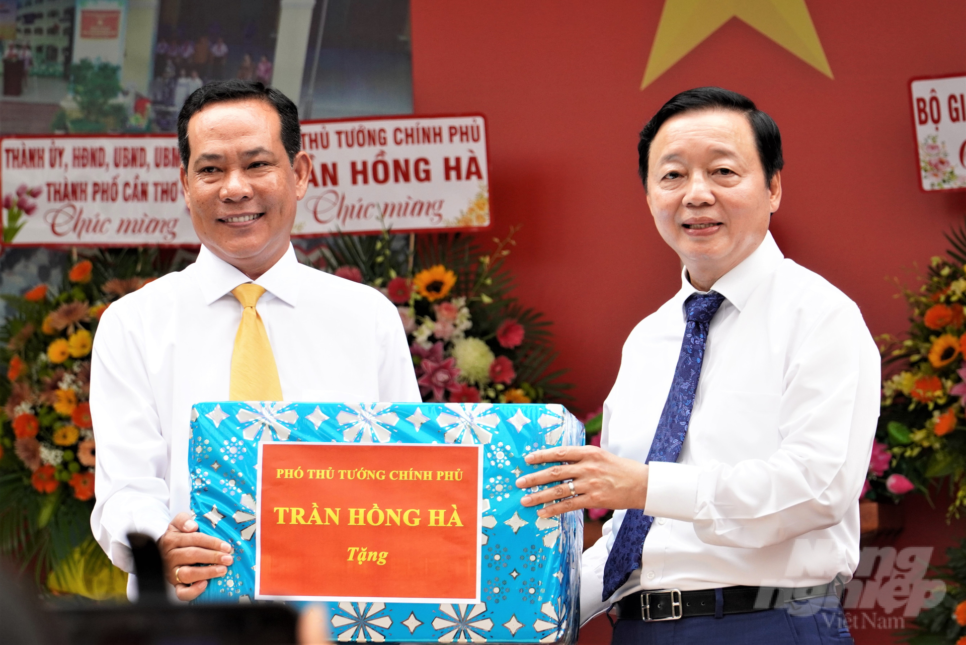 Phó Thủ tướng Chính phủ Trần Hồng Hà (bên phải) tặng quà cho Trường THCS Đoàn Thị Điểm nhân dịp khai giảng năm học mới 2023 – 2024. Ảnh: Kim Anh.