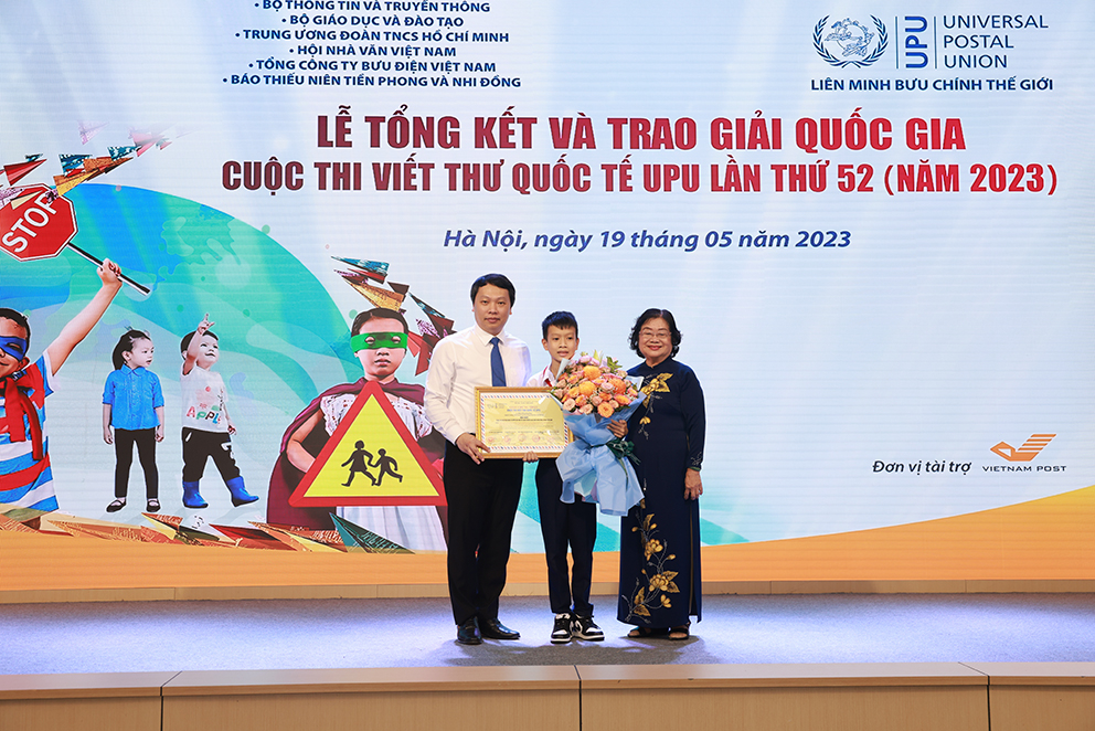 Em Đào Khương Duy nhận giải Nhất quốc gia cuộc thi Viết thư quốc tế UPU.
