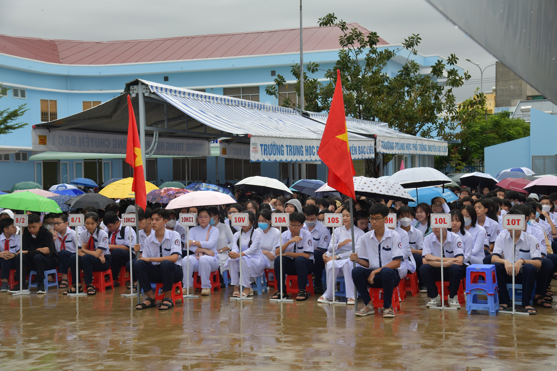 Học sinh Trường THPT Chuyên Bạc Liêu khai giảng dưới trời mưa. Ảnh: Phan Thanh Cường.
