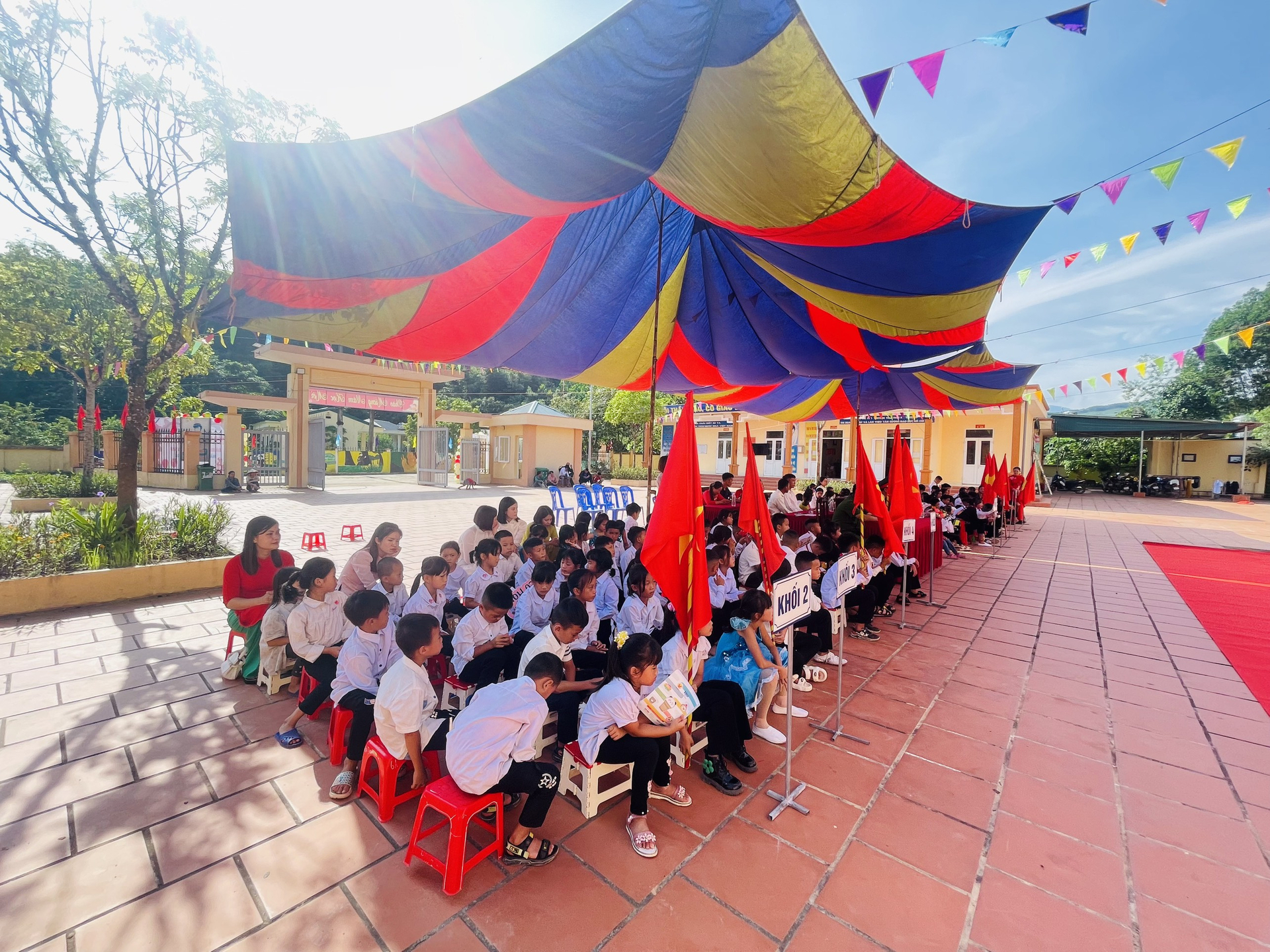 Lễ khai giảng tại trường TH&THCS Kỳ Thượng, ngôi trường nằm giữa núi rừng TP Hạ Long (Quảng Ninh). Ảnh: Nguyễn Thành.
