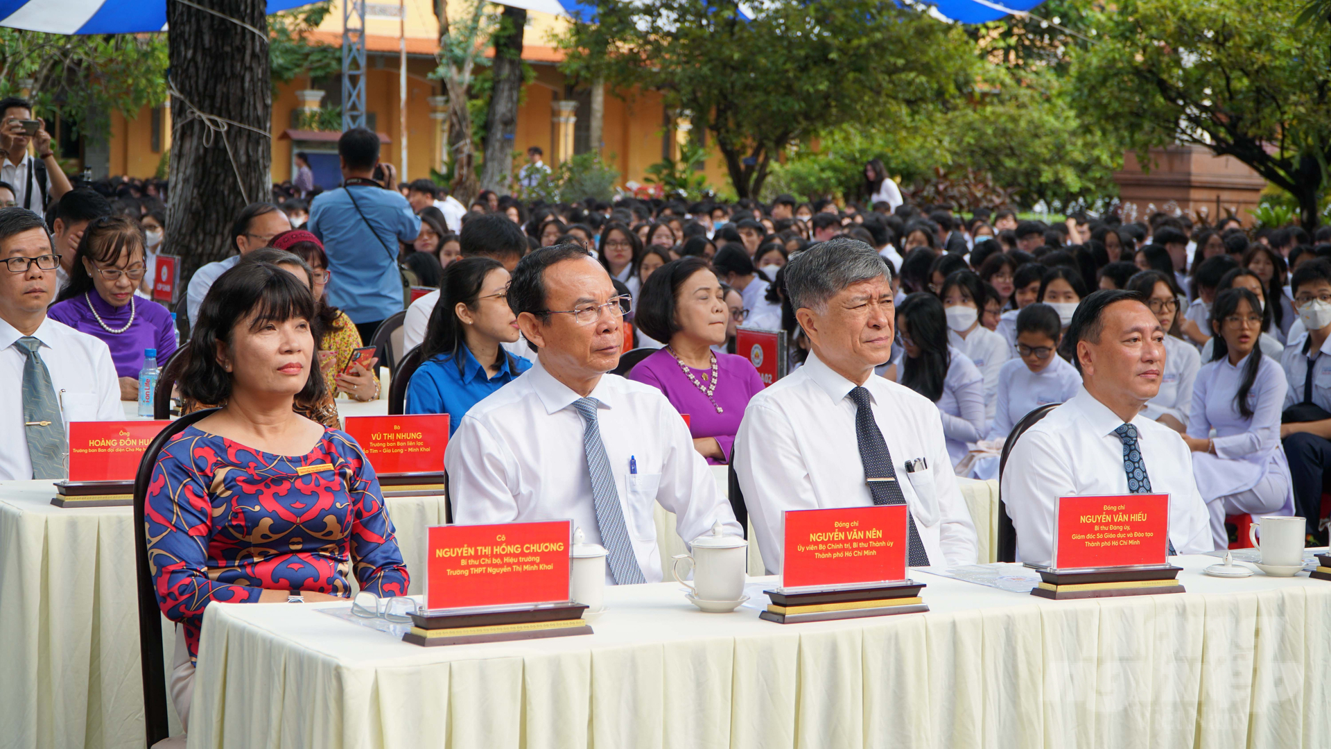 Bí thư Thành ủy TP.HCM Nguyễn Văn Nên (thứ hai từ trái qua) tham dự buổi lễ khai giảng tại trường THPT Nguyễn Thị Minh Khai. Ảnh: Lê Bình.