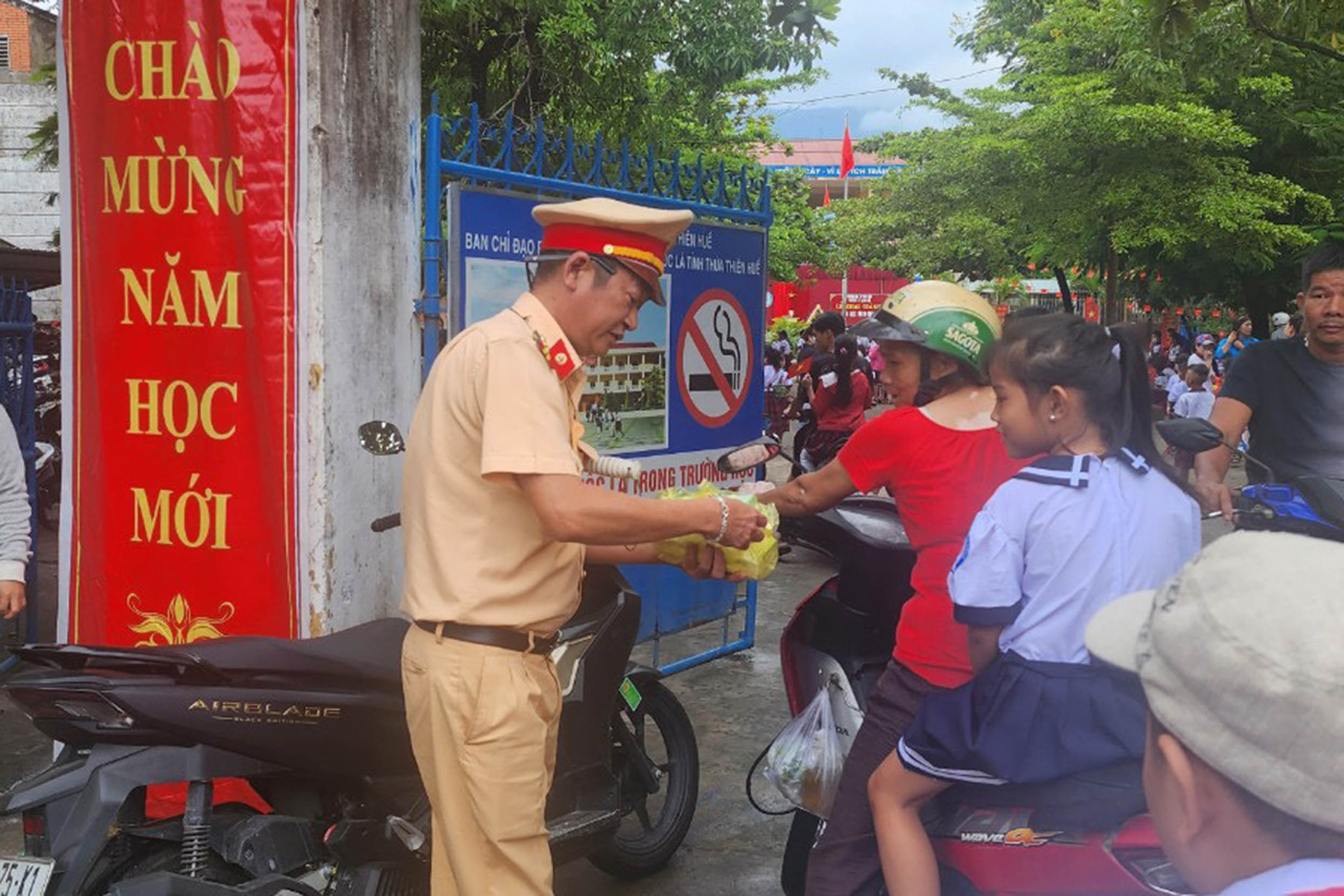 Cảnh sát giao thông tỉnh Thừa Thiên - Huế phát sữa cho học sinh đến dự lễ khai giảng năm học 2023 - 2024. Ảnh: TH.