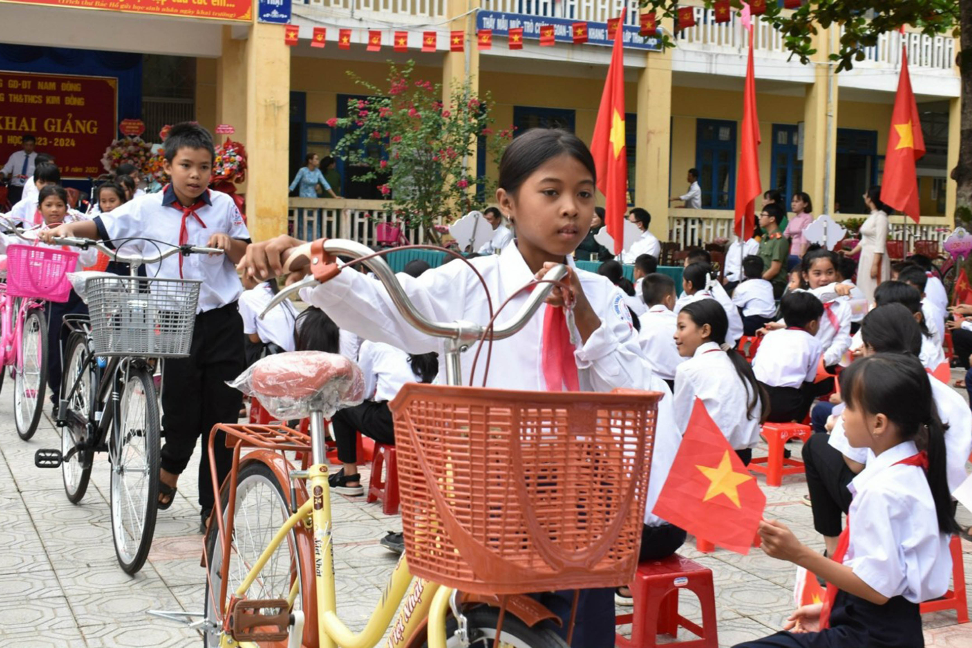 Học sinh huyện miền núi Nam Đông được tặng xe đạp khi dự lễ khai giảng năm học mới. Ảnh: TH.