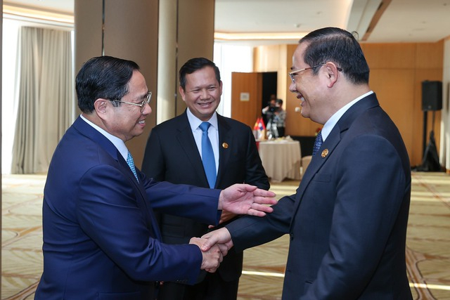 Thủ tướng Phạm Minh Chính cùng Thủ tướng Lào và Thủ tướng Campuchia. Ảnh: Nhật Bắc. 