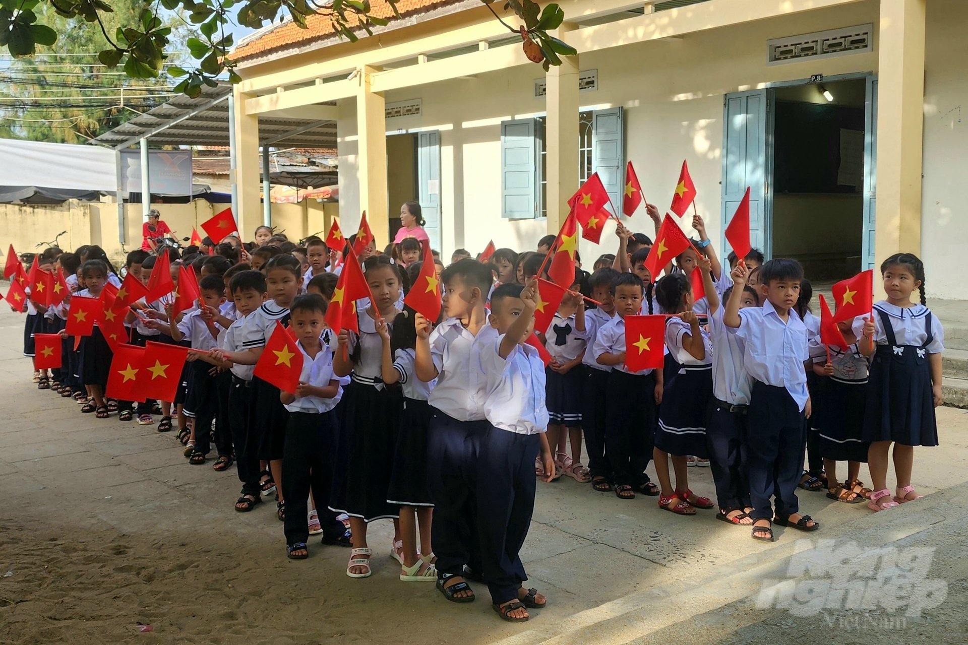 Các em học sinh tại điểm trường Đầm Môn (thuộc trường Tiểu học và Trung học cơ sở Vạn Thạnh) phấn khởi nhân dịp chào đón năm học mới. Anhr: Phương Chi