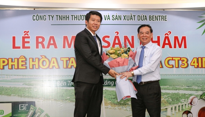 Ông Trần Ngọc Tam (bên phải) - Chủ tịch UBND tỉnh Bến Tre chúc mừng sản phẩm đầu tiên tại Việt Nam được chế biến từ mộng dừa. Ảnh: Hữu Đức.