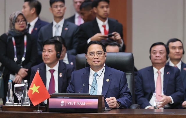 Bộ trưởng Lê Minh Hoan (bên phải) trong đoàn tháp tùng Thủ tướng Chính phủ Phạm Minh Chính  dự lễ khai mạc Hội nghị Cấp cao ASEAN 43. Ảnh: VGP. 