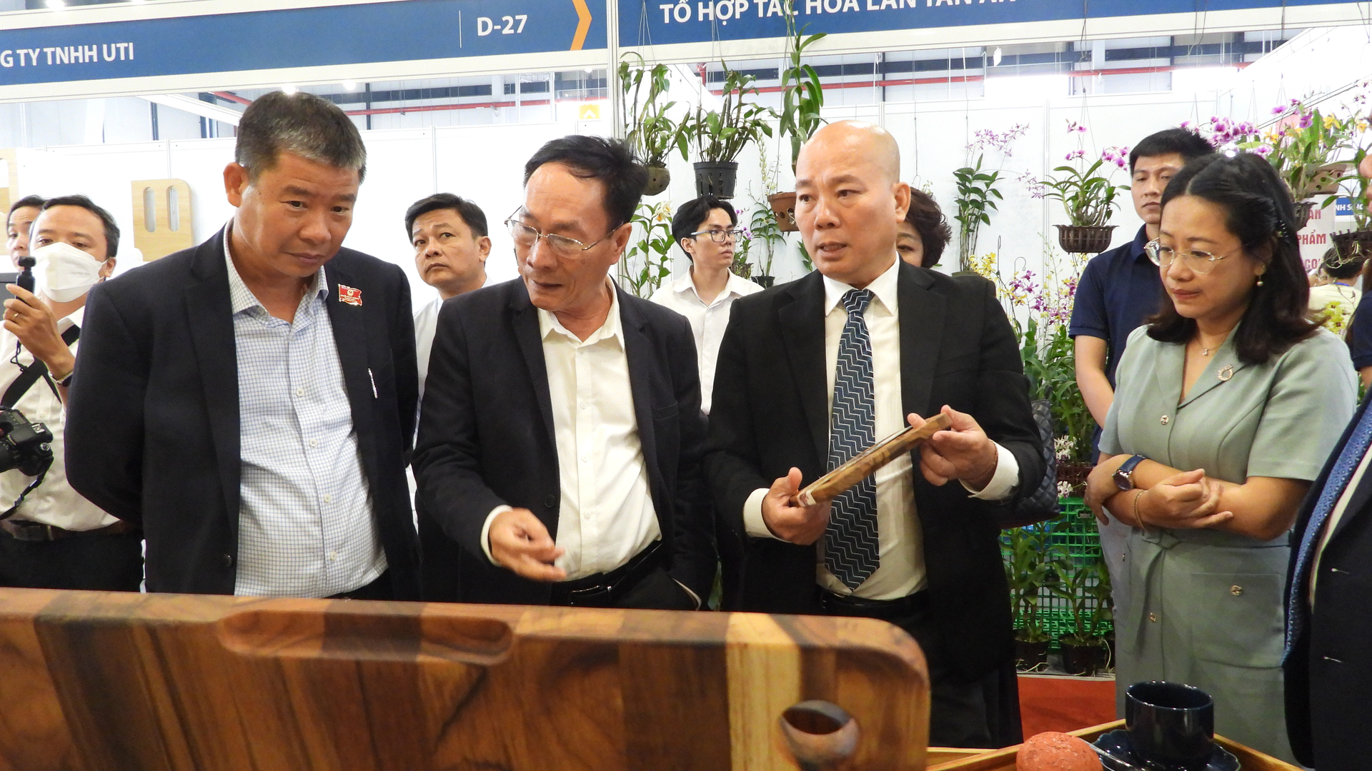 Ông Vũ Bá Phú - Cục trưởng Cục Xúc tiến thương mại (thứ 2 từ phải sang) ấn tượng các sản phẩm tham gia Hội chợ năm 2023. Ảnh: Trần Trung.
