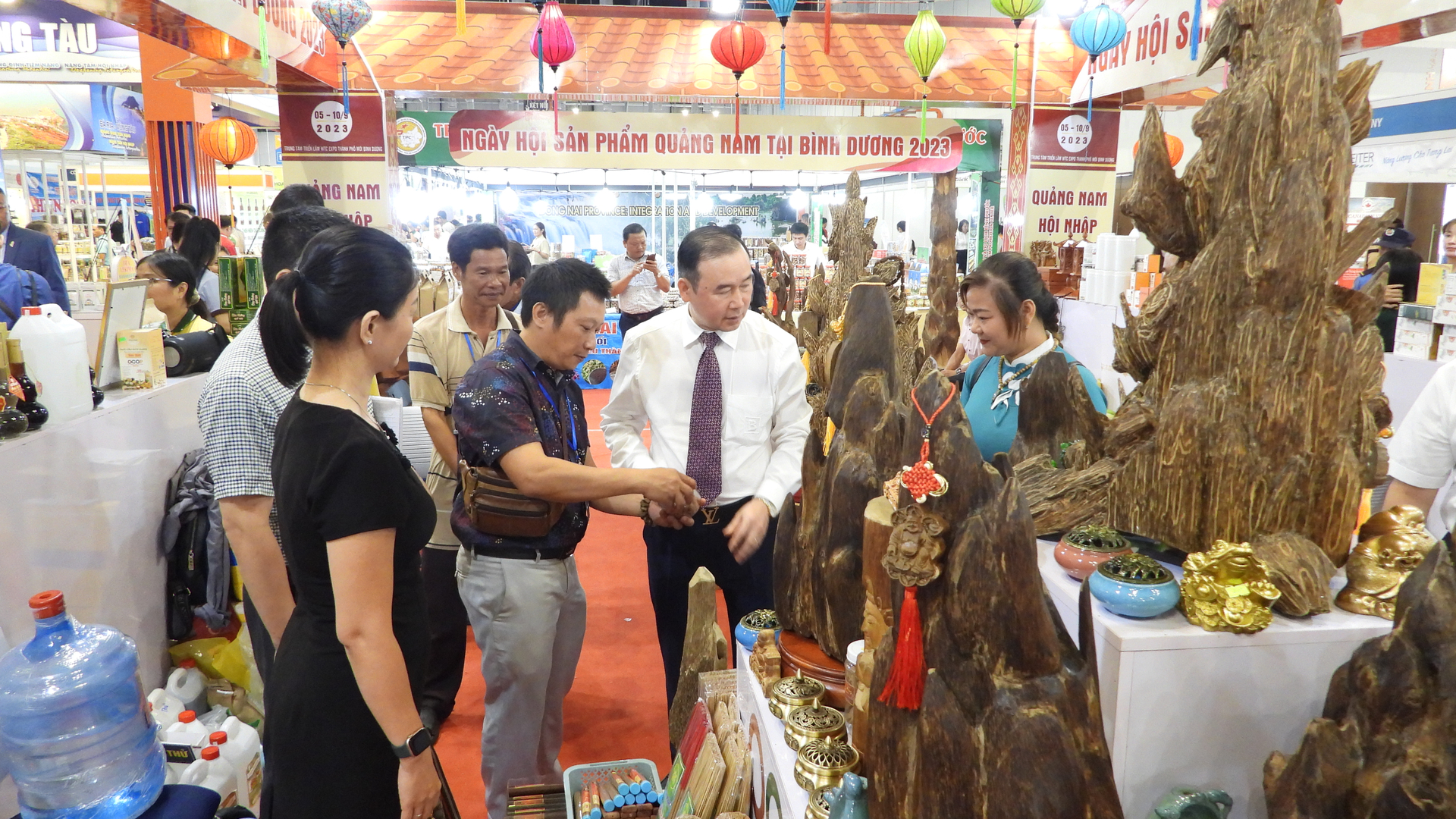 Hội chợ thu hút rất nhiều mặt hàng đặc trưng, sản phẩm công nghiệp nông thôn tiêu biểu các tỉnh, thành. Ảnh: Trần Trung.
