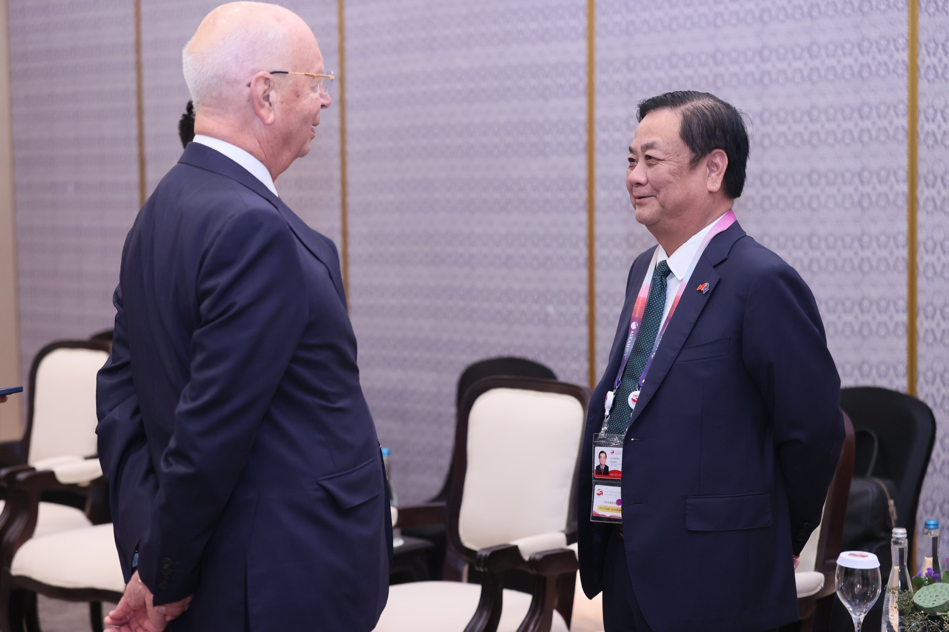 Trong khuôn khổ Hội nghị Cấp cao ASEAN 43, Bộ trưởng Lê Minh Hoan đã có cuộc trao đổi với TS. Klauss Schwab, Chủ tịch Diễn đàn Kinh tế Thế giới. Ảnh: AT.