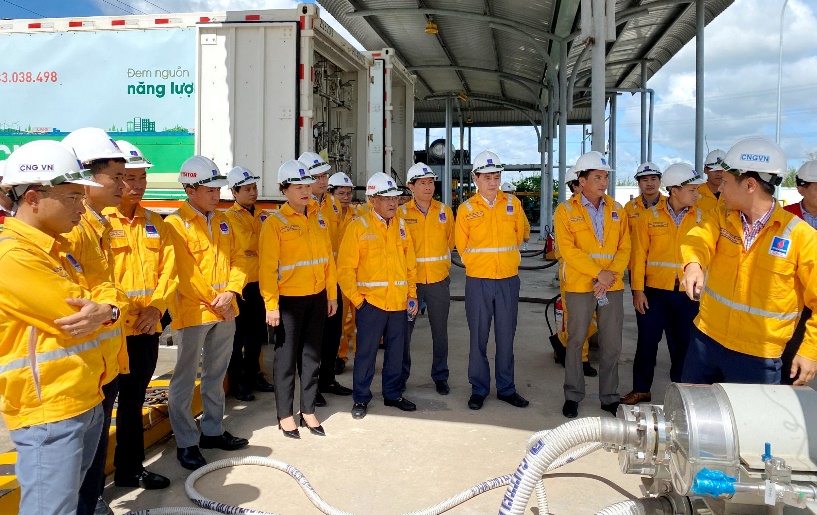 Hội đồng quản trị CNG Việt Nam kiểm tra tính sẵn sàng chạy thử, tiếp nhận và phân phối LNG bằng xe bồn tại Trạm tái hóa khí LNG.