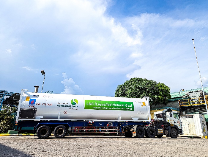 Xe bồn LNG của CNG Việt Nam xuất hiện với slogan: Đem nguồn năng lượng sạch tới mọi nơi.