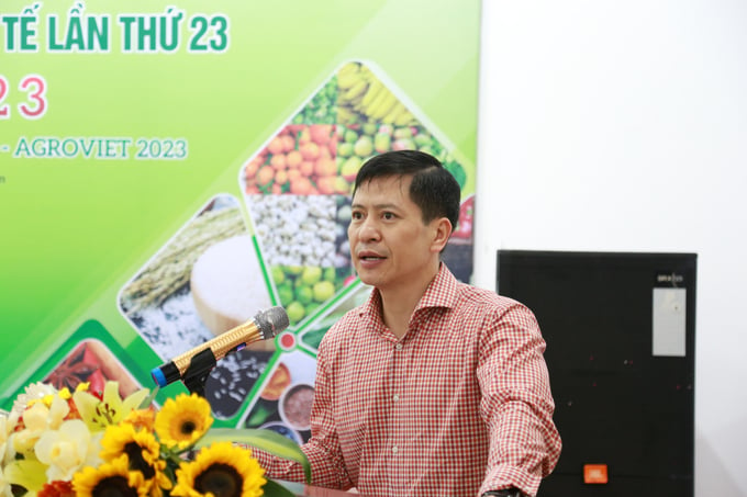 Ông Nguyễn Minh Tiến, Giám đốc Trung tâm Xúc tiến thương mại Nông nghiệp phát biểu tại họp báo  Ảnh: Lâm Hùng.