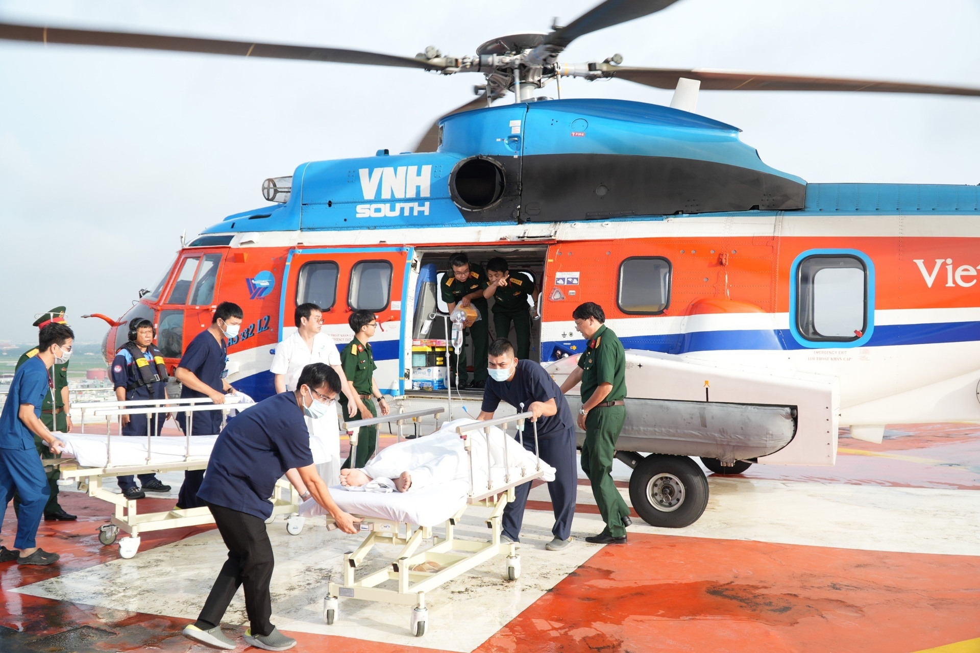Lần đầu tiên trực thăng đưa 3 bệnh nhân từ Trường Sa về đất liền điều trị. Ảnh: BVCC.