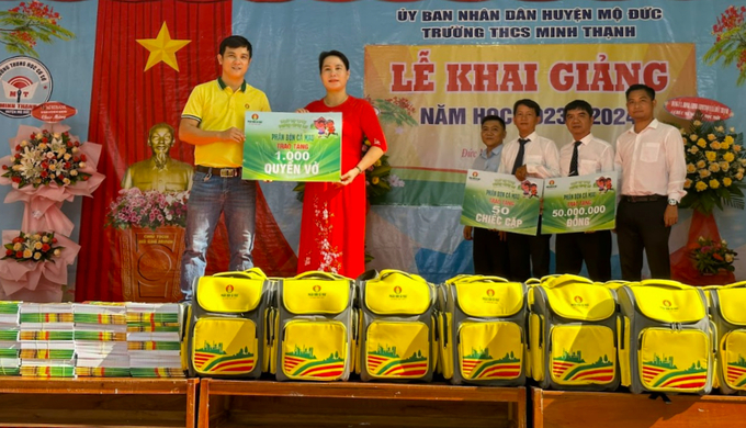 Phân bón Cà Mau trao học bổng 'Hạt ngọc mùa vàng' cho các em học sinh Trường THCS Minh Thạnh. Ảnh: PVCFC.