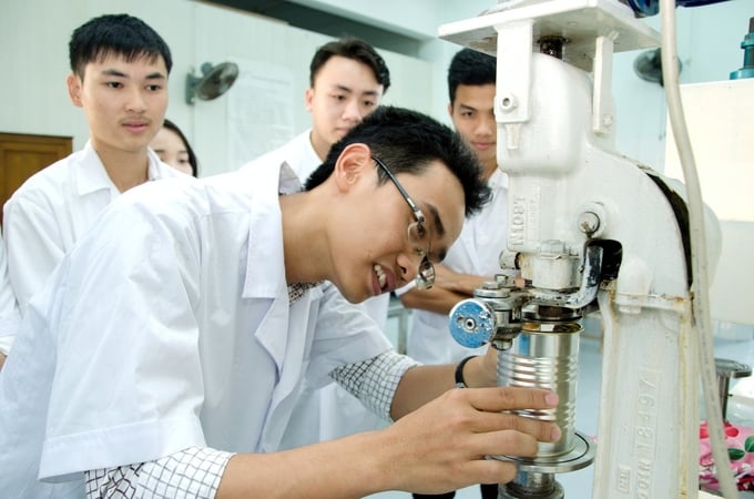 Đại học Nha Trang hợp tác sâu rộng với nhiều doanh nghiệp trong lĩnh vực thủy sản, giúp cơ hội việc làm của sinh viên ra trường ngày càng cao. Ảnh: Mai Phương.