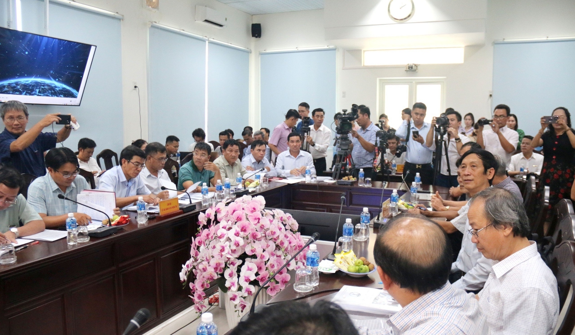 Đông đảo báo chí tham dự buổi họp báo về dự án hồ chứa nước Ka Pét. Ảnh: NT.
