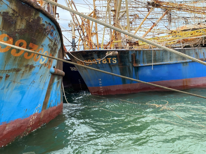 Chiếc tàu vỏ thép BĐ 99478 TS của anh Nông Thành Điền (bìa phải) đang neo đậu tại cửa biển Đề Gi, xã Cát Khánh (huyện Phù Cát, Bình Định). Ảnh: V.Đ.T.