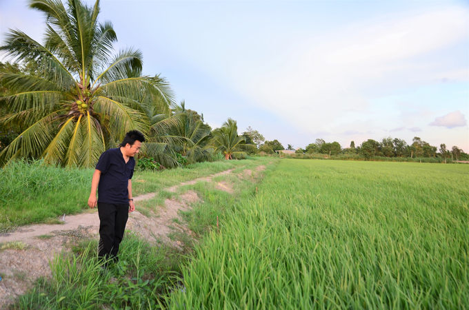 Anh Nguyễn Đăng Khoa (Công ty Cổ phần Hóa nông AHA) vốn là một kỹ sư xây dựng, sau rẽ ngang sang làm nông và có tiến bộ kỹ thuật được Cục Trồng trọt công nhận. Ảnh: Dương Đình Tường.