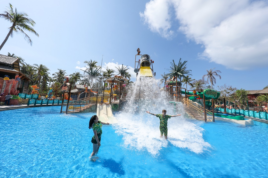 Công viên nước hàng đầu Châu Á 2023 Aquatopia Water Park rộng tới 8ha.