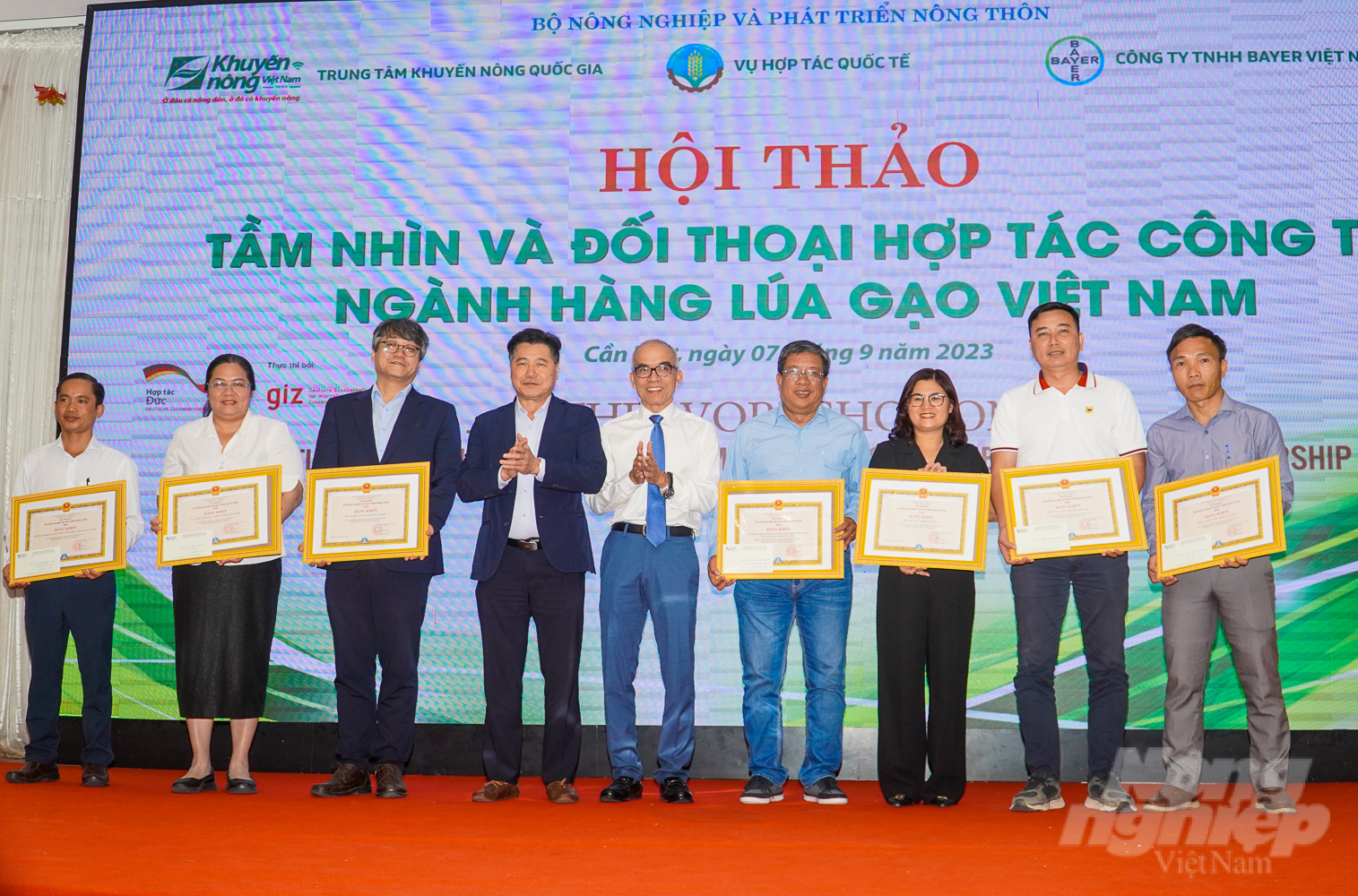 8 tập thể và 2 cá nhân có thành tích xuất sắc trong tổ chức sự kiện Agritechnica Asia Live 2022 nhận bằng khen của Bộ NN-PTNT. Ảnh: Kim Anh.