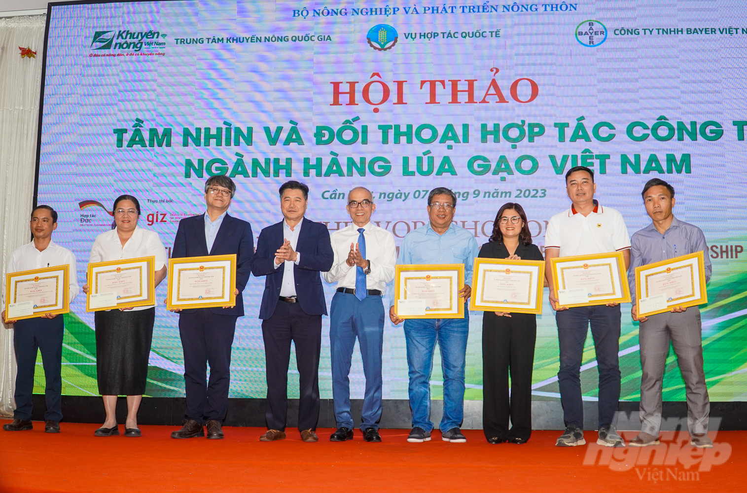 8 collectives and 2 individuals with outstanding achievements in organizing the Agritechnica Asia Live 2022 event received certificates of merit from the Ministry of Agriculture and Rural Development. Photo: Kim Anh.