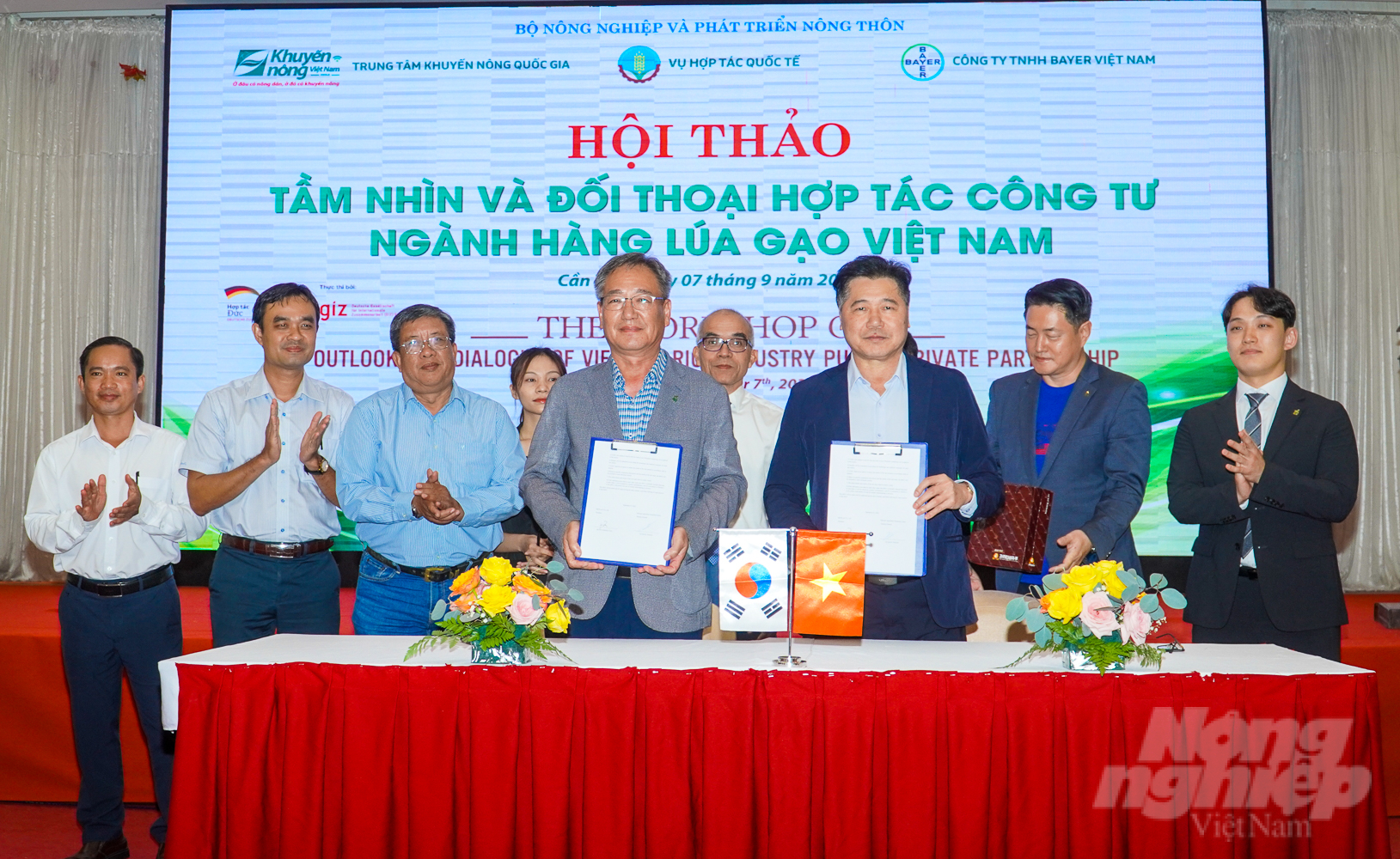 Tại hội thảo, Trung tâm Khuyến nông Quốc gia và Công ty BioPlant (Hàn Quốc) đã ký kết hợp tác. Ảnh: Kim Anh.