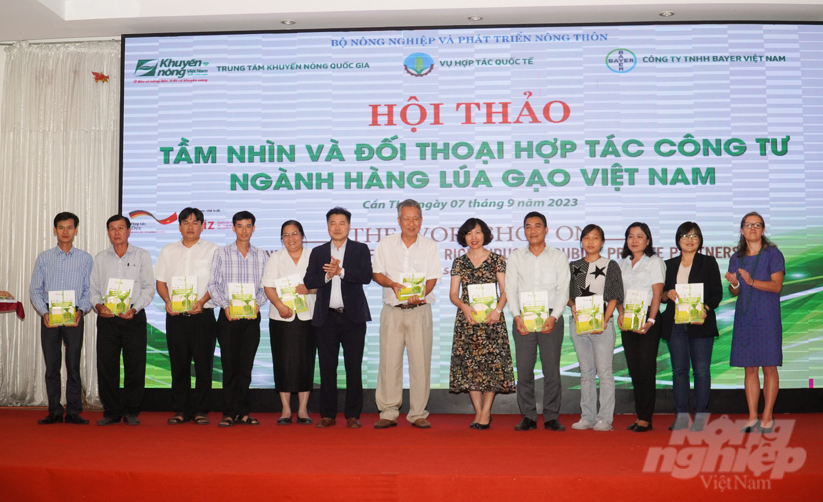 Trung tâm Khuyến nông Quốc gia và Tổ chức hợp tác Đức GIZ trao tặng bộ tài liệu canh tác lúa gạo bền vững cho các địa phương vùng ĐBSCL. Ảnh: Kim Anh.