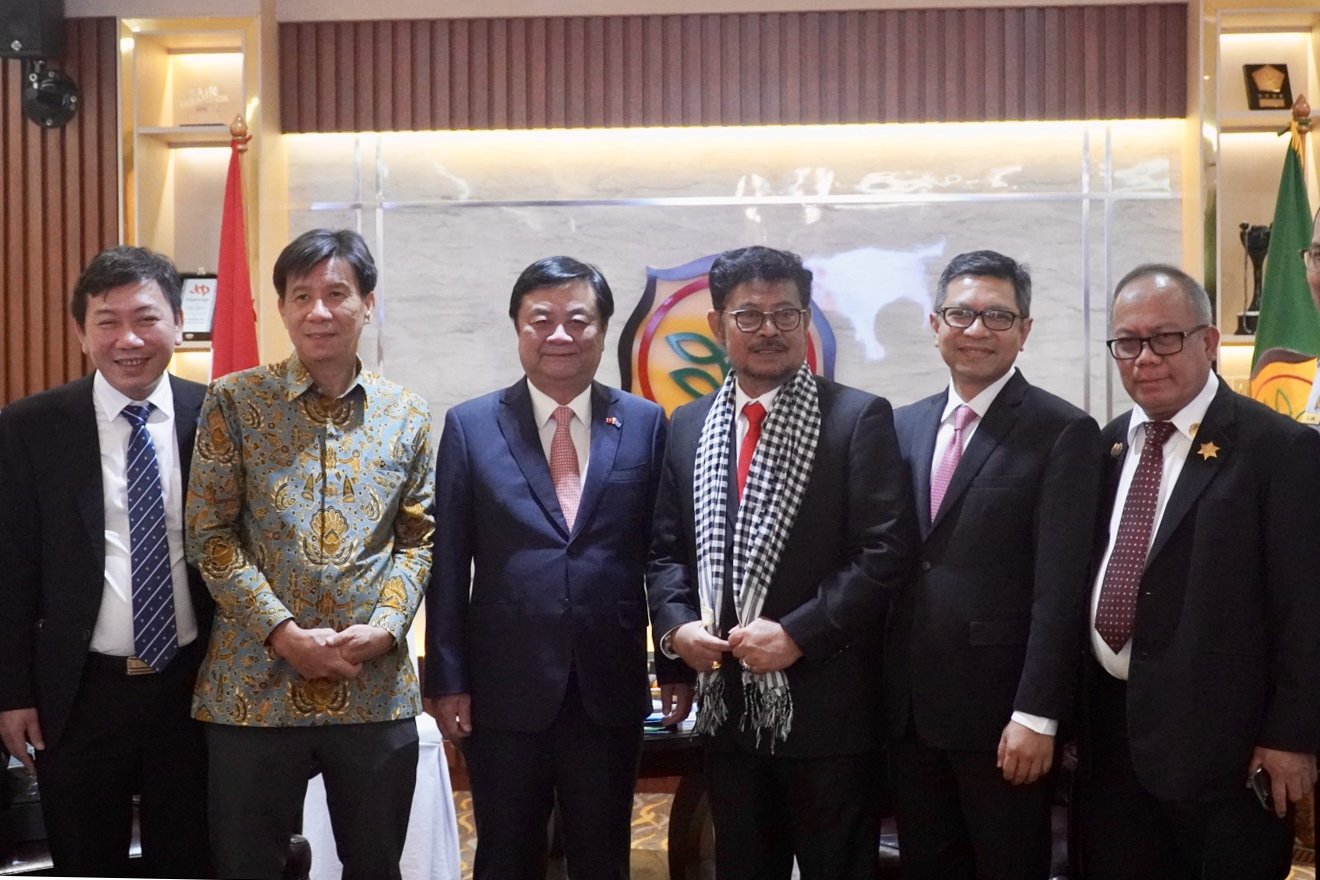 Minister Le Minh Hoan took photos with the Indonesian Minister of Agriculture, the Indonesian Ambassador to Vietnam, and the Vietnamese Ambassador to Indonesia.