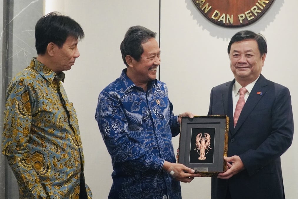The Indonesian Minister of Marine Affairs and Fisheries presented a souvenir to Minister Le Minh Hoan.