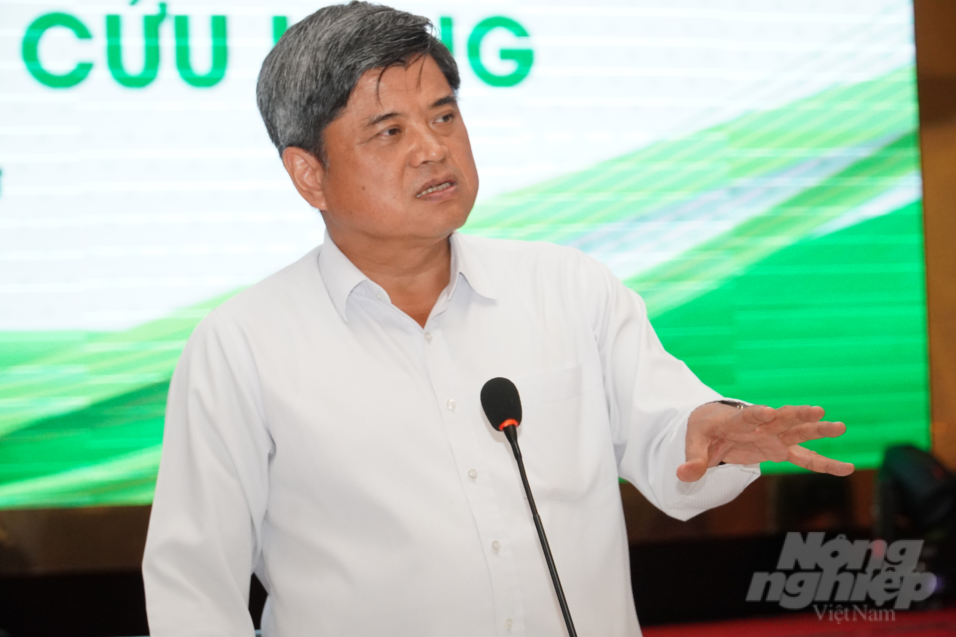 According to Deputy Minister of Agriculture and Rural Development Tran Thanh Nam, community agricultural extension groups should be encouraged to diversify their agricultural services. Photo: Kim Anh.