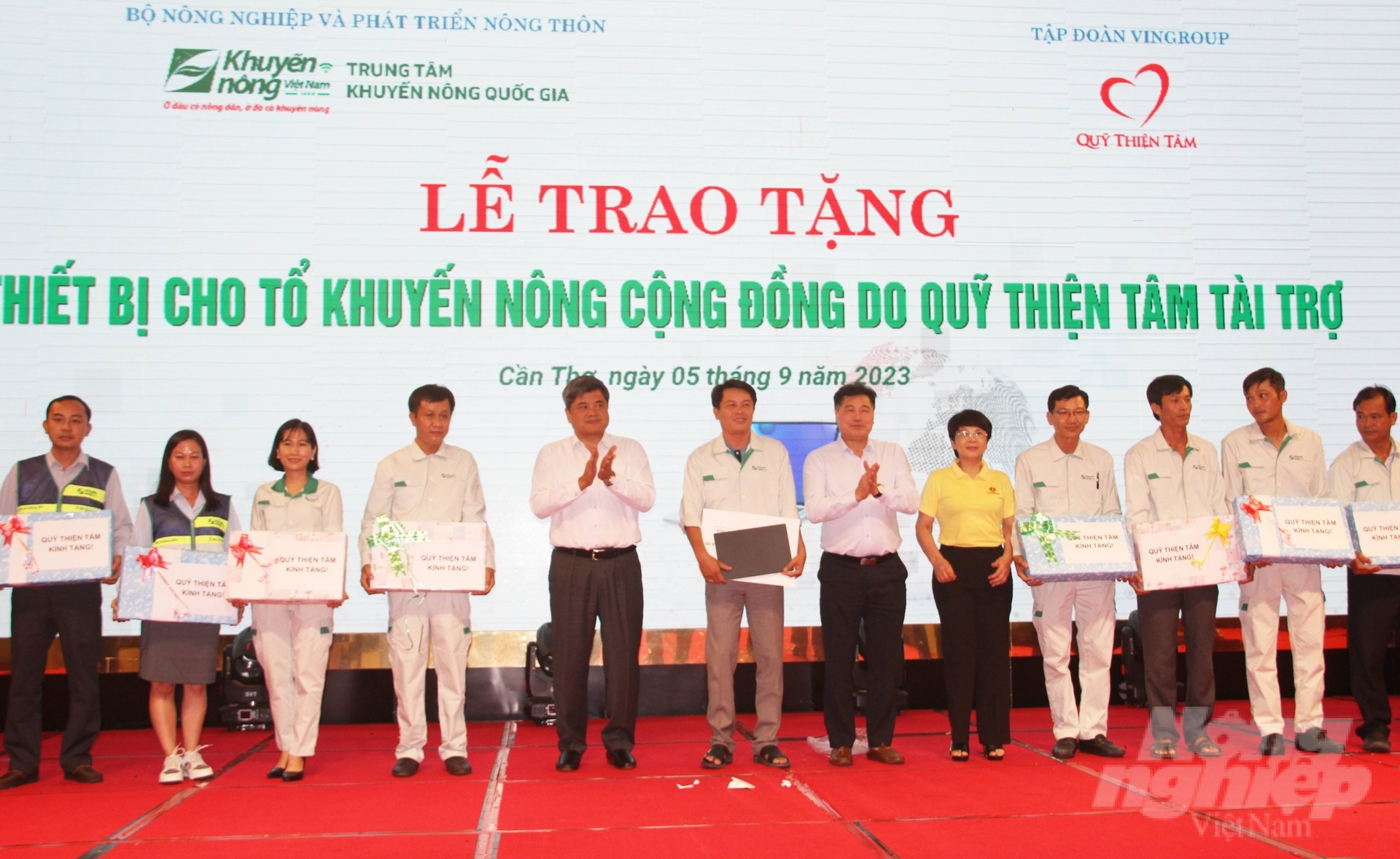 Deputy Minister Tran Thanh Nam (fourth from left) handing over equipment to the community agricultural extension group sponsored by Thien Tam Fund (Vingroup). Photo: Kim Anh.