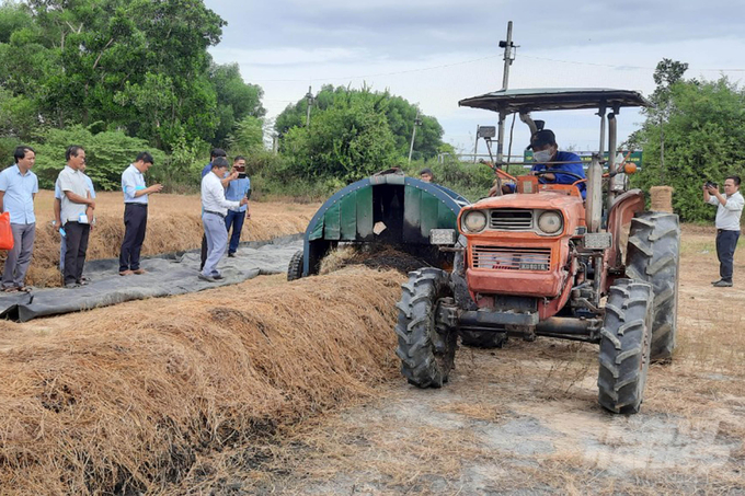 Mỗi năm tỉnh Thừa Thiên - Huế phát sinh khoảng 620.000 tấn rơm rạ sau thu hoạch lúa nên việc đưa công nghệ xử lý rơm rạ thành phân bón hữu cơ là hết sức có ý nghĩa. Ảnh: Công Điền.