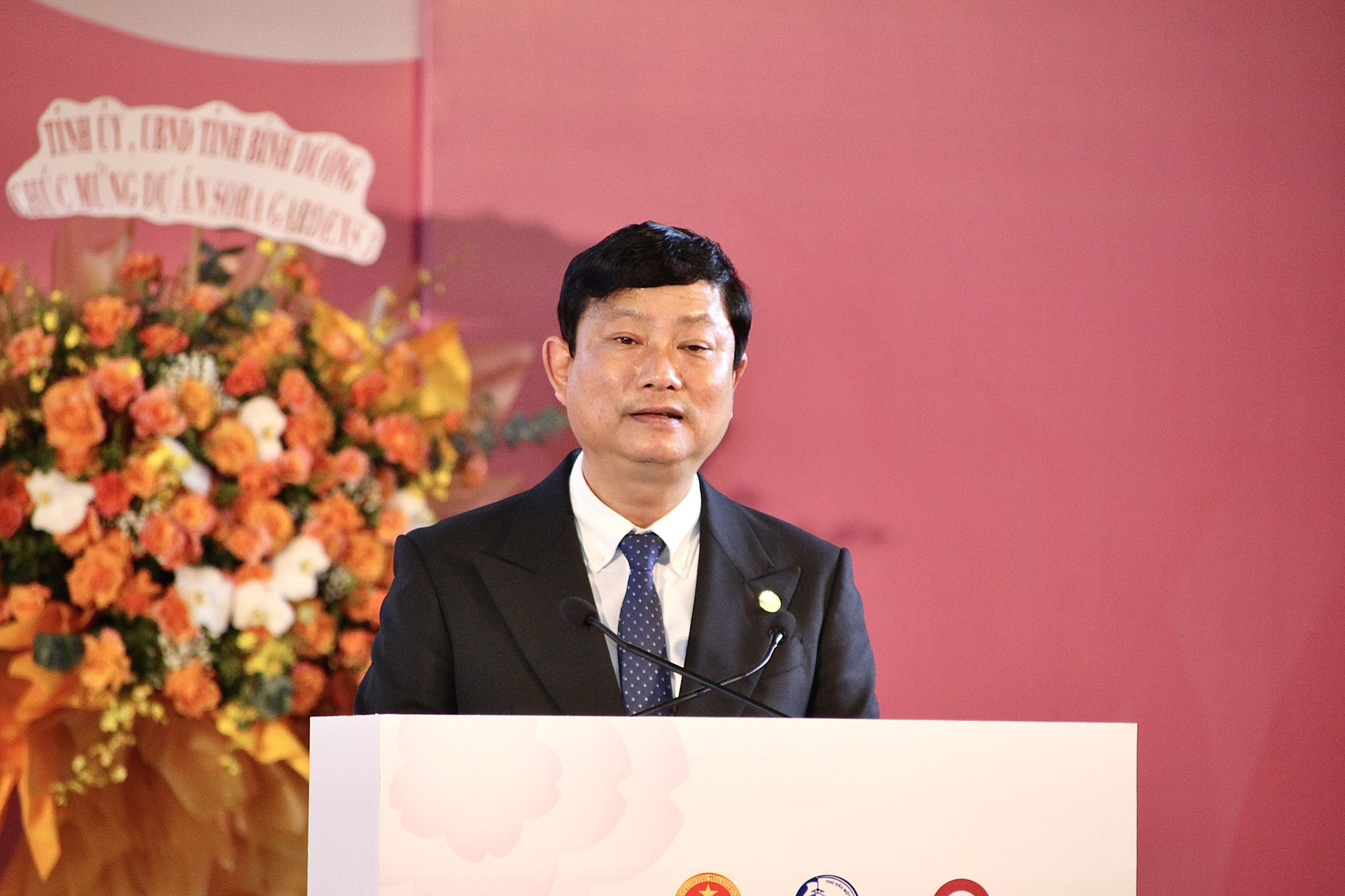 Chủ tịch UBND tỉnh Bình Dương Võ Văn Minh phát biểu tại chương trình gặp gỡ.