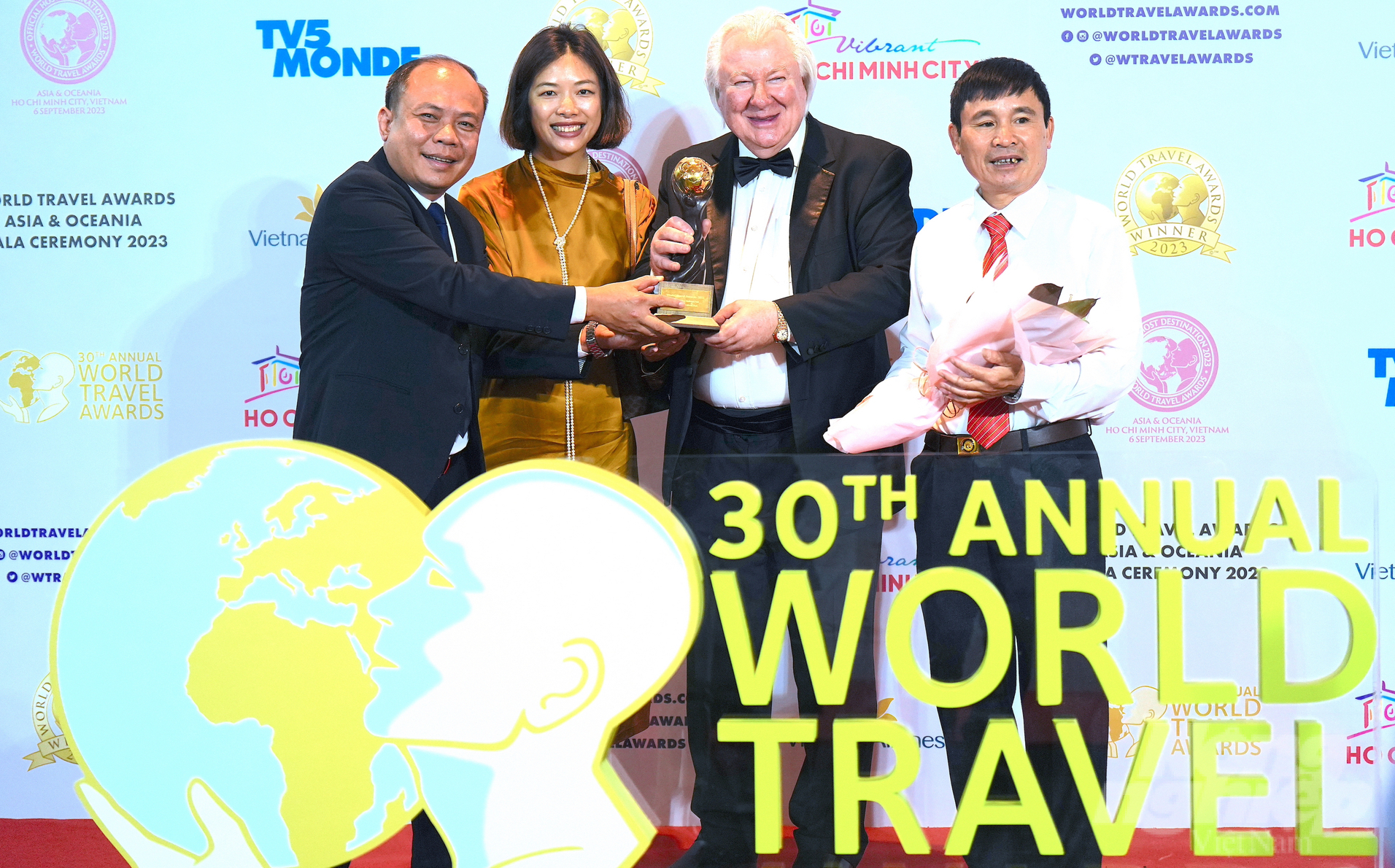 Graham Cooke (second from right), Chairman of the World Travel Awards, shared joy with the leaders of Cuc Phuong National Park. Photo: Hong Thuy.