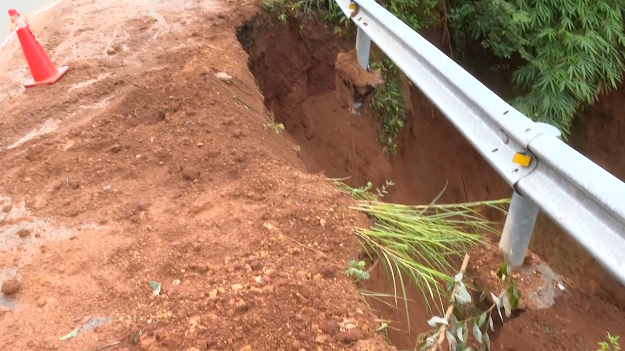 Một đoạn taluy dài khoảng 15m bị sạt lở, ăn sâu vào lòng đường nhựa khoảng 0,5m. Ảnh: Trần Trung.