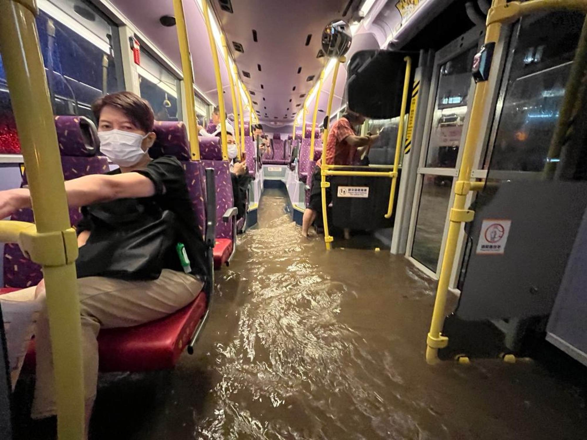 Nước tràn vào xe bus ở Hong Kong tối 7/9. Ảnh: SCMP.