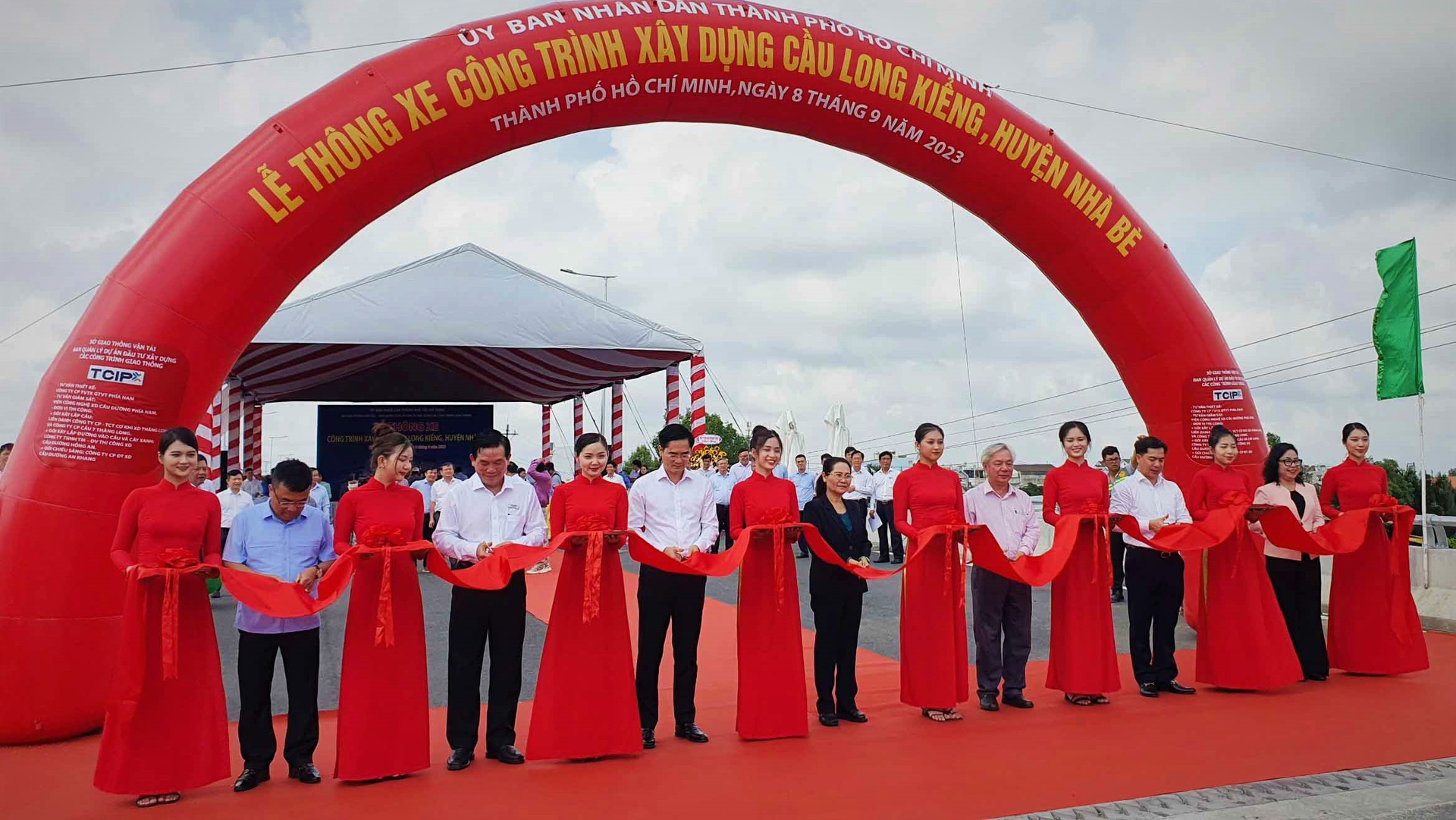 Sáng 8/9, Ban Quản lý Dự án đầu tư xây dựng các công trình giao thông TP.HCM (Ban Giao thông) đã tổ chức khánh thành cầu Long Kiểng, huyện Nhà Bè.