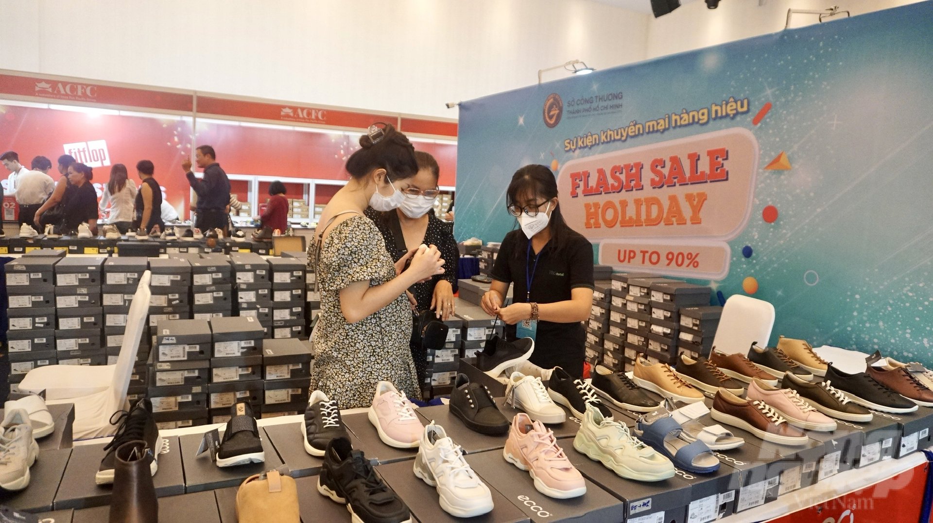 Giày của nhiều thương hiệu nổi tiếng cũng được giảm giá lên tới 50-80%. Ảnh: Nguyễn Thủy.
