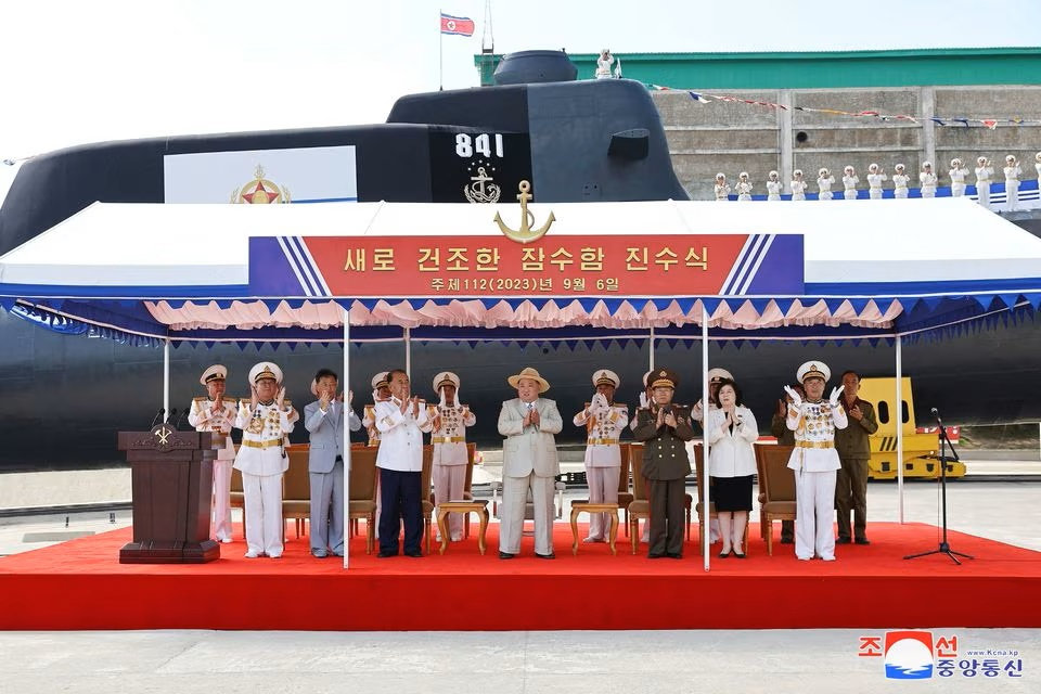 Nhà lãnh đạo Triều Tiên Kim Jong-un dự lễ hạ thủy tàu ngầm tấn công hạt nhân chiến thuật số 841 hôm 6/9. Ảnh: KCNA.