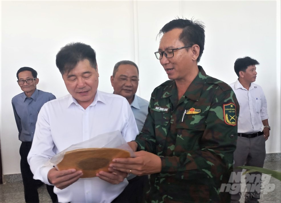 Mr. Le Quoc Thanh, Director of the National Agricultural Extension Center (left) and Mr. Ngo Minh Long, Director of Hau Giang Province's Department of Agriculture and Rural Development examining OCOP products displayed at the closing conference on twenty agricultural extension activities in Hau Giang province. Photo: Trung Chanh.