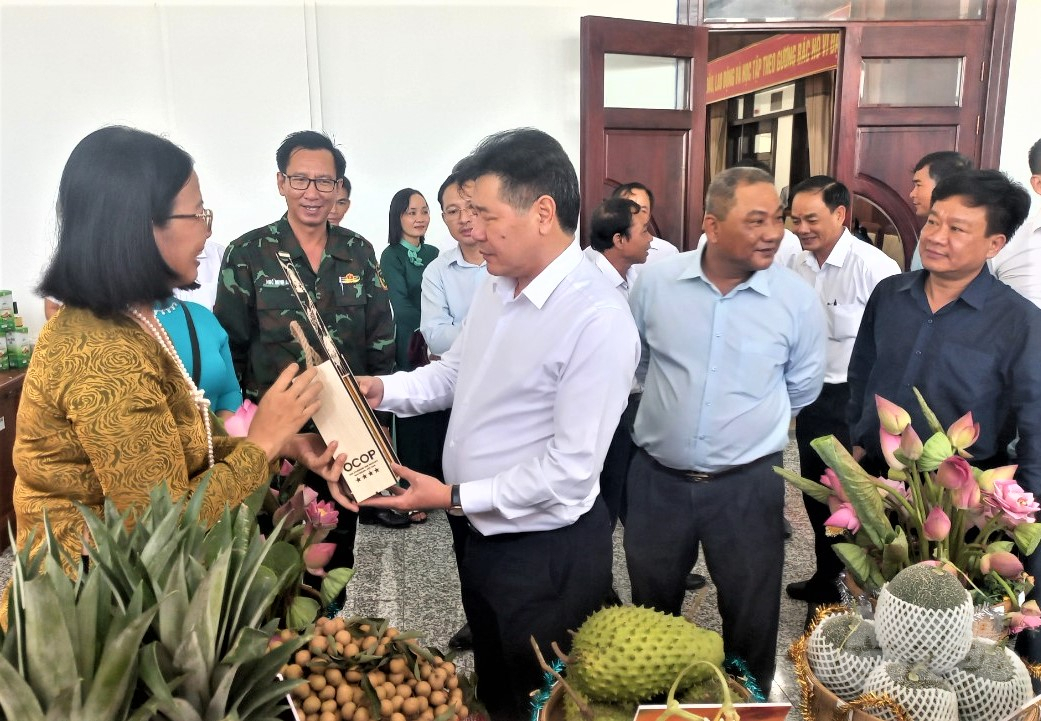 Mr. Le Quoc Thanh visiting an exhibition booth of key agricultural products manufactured agricultural extension models in Hau Giang province. Photo: Trung Chanh.