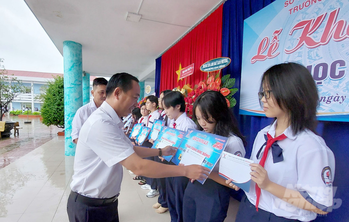 Mr. Nguyen Ngoc Thang, Head of Representative Office of Vietnam Agriculture News, awarded scholarships from the GrowMax Scholarship Fund at Bac Lieu High School for the Gifted, Bac Lieu province. Photo: Kieu Trang.