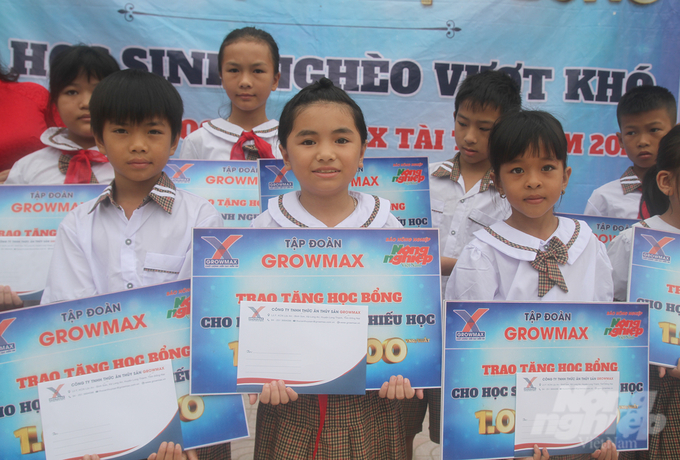 GrowMax Group and Vietnam Agriculture News spread love to poor students overcoming difficulties in Nghe An province. Photo: Viet Khanh.